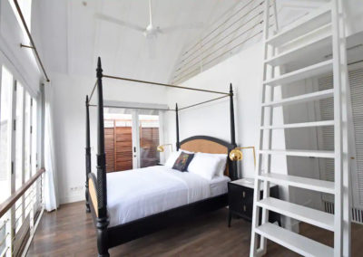 Four poster bed with ladder - bali luxury villa